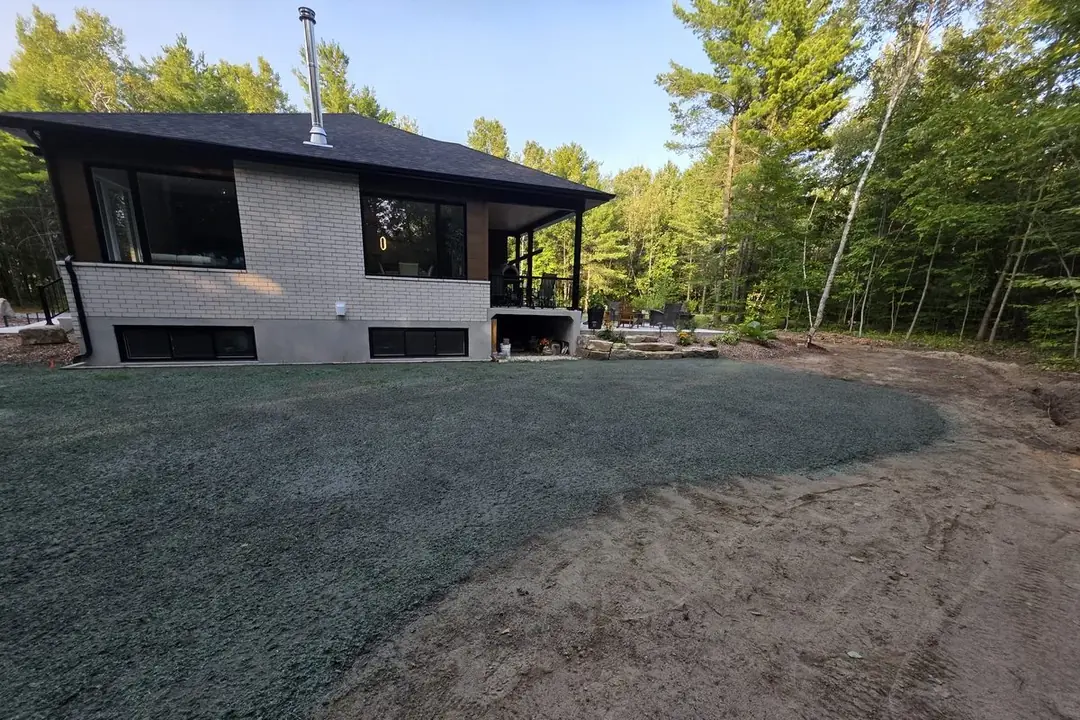 Maison neuve à Contrecœur, terrain couvert du paillis vert le jour de l'hydroensemencement