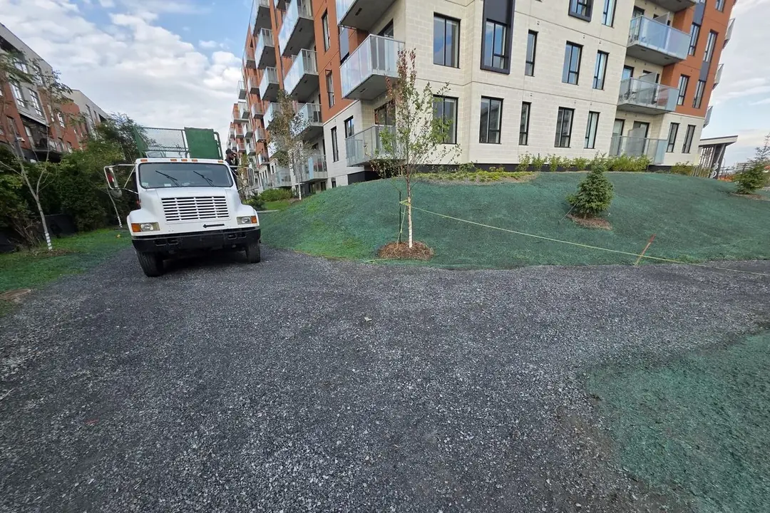 Talus hydroensemencés devant un projet de condos à Montréal